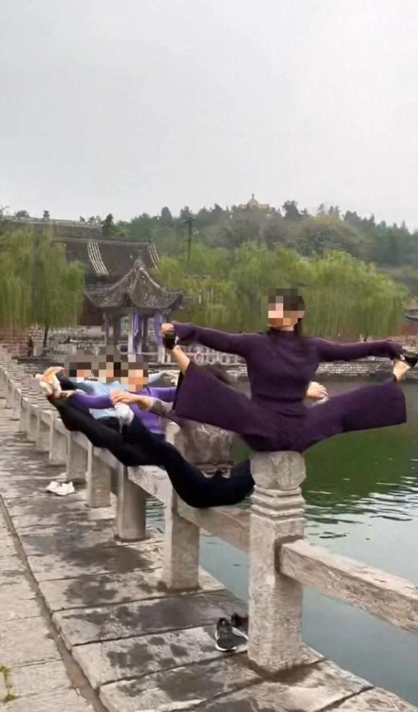 配资公司介绍 5名女子在河南景区湖边栏杆上，做高难度瑜伽，景区：一旦发现及时制止